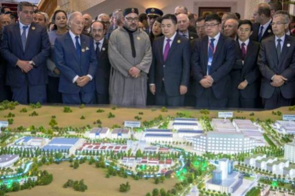 Le roi Mohammed VI (c) et Li Biao, pr&eacute;sident du groupe chinois Haite, devant la maquette d'une "ville industrielle", le 20 mars 2017 au Palais Royal, pr&egrave;s de Tanger 