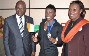 le g&eacute;n&eacute;ral Mathias Dou&eacute; (&agrave; gauche) aux c&ocirc;t&eacute; de Murielle Ahour&eacute; (au centre) et son &eacute;pouse, la m&egrave;re de l'athl&egrave;te