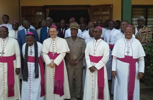 Les dignitaires de l'&eacute;glise catholique autour du nonce apostolique en C&ocirc;te d'Ivoire Joseph Spiteri