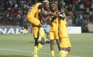 Des joueurs de l'Asec Mimosas congratulant Aristide Banc&eacute; apr&egrave;s le premier but