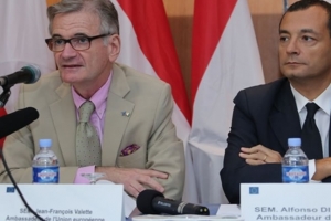 Le chef de la d&eacute;l&eacute;gation de l&rsquo;UE, Jean-Fran&ccedil;ois Valette, &agrave; gauche (ph d'archives)