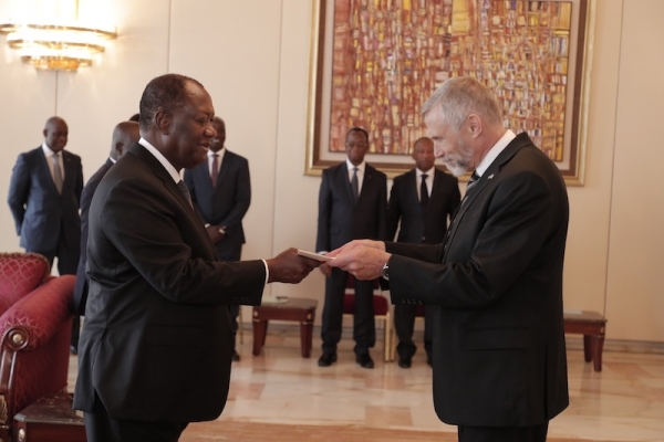 Le nouvel ambassadeur des USA Richard K. Bell pr&eacute;sente ses lettres de cr&eacute;ances au pr&eacute;sident Alassane Ouattara