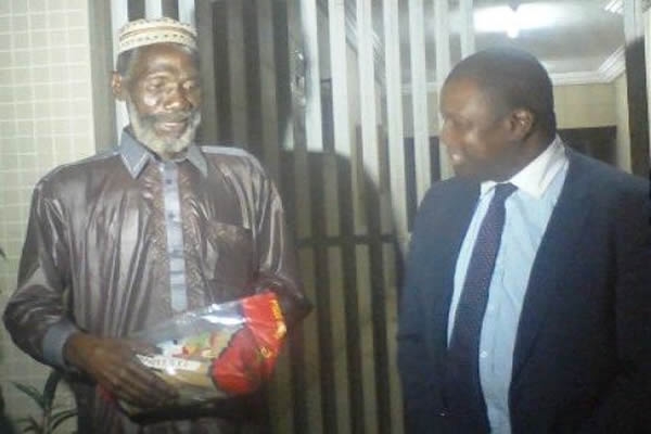 Le vieux Soumahoro Mamadou (barbu en boubou), 62 ans, a &eacute;t&eacute; expuls&eacute; du Gabon le 19 juin