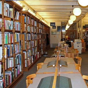 Vue de l'int&eacute;rieur d'une bibliot&egrave;que