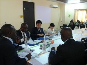 Le directeur Afrique de la JSPS, Daisuke Misoguchi, en s&eacute;ance de travail avec les autorit&eacute;s universitaires et le personnel enseignant de l'UPGC, le lundi 20 f&eacute;vrier 2017, &agrave; Korhogo