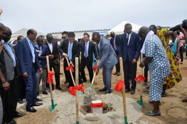 La pose de la 1&egrave;re pierre d&rsquo;un projet immobilier de 162 logements dans le village de Modeste, le vendredi 5 mai 2017