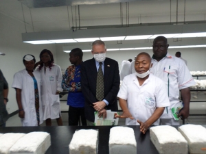 Les diff&eacute;rentes grades de coton pr&eacute;sent&eacute;es aux charg&eacute; d'affaires de l'ambassade des Etats-Unis en C&ocirc;te d'Ivoire