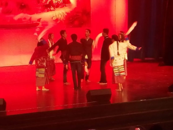 La danse folklorique indienne en attraction en C&ocirc;te d&rsquo;Ivoire