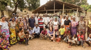 R&eacute;union entre l'&eacute;quipe de mission du Fonds au profit des victimes et les victimes survivants dans une des communaut&eacute;s de l'ouest de la C&ocirc;te d'Ivoire visit&eacute;es lors de la mission d'&eacute;valuation du pays en f&eacute;vrier 2017 &copy;TFV-FPV