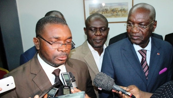 Le ministre de la Fonction publique et la modernisation de l&rsquo;Administration, Pascal Kouakou Abinan et le pr&eacute;sident de la plateforme nationale des organisations professionnelles des secteurs publics de C&ocirc;te d&rsquo;Ivoire, Zadi Gnagna Th&eacute;odore &agrave; l'issu de la rencontre.