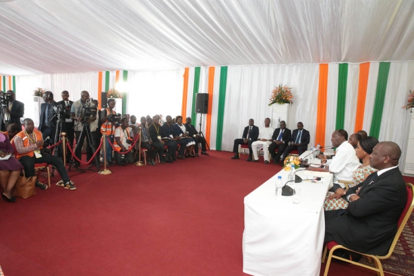 Conf&eacute;rence de presse de fin de visite dans le WOROBA : Ouattara confirme l&rsquo;&eacute;vacuation sanitaire de Compaor&eacute; apr&egrave;s une &laquo; chute &raquo;