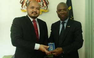 SEM Nik Muhammad remettant la maquette des Tours Petronas au Pr&eacute;sident de Bridge CI Malaysia, Ren&eacute;-fran&ccedil;ois Monckeh