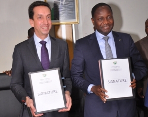 MM. Coulibaly et Flatin, apr&egrave;s la signature du m&eacute;morandum d'entente