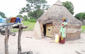 La jeune Sidib&eacute; Aminata devant sa case &agrave; Alibougou (Photo AIP)