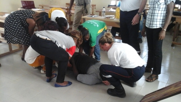 Les sapeurs pompiers fran&ccedil;ais dispensant des cours pratiques de secourisme &agrave; des volontaires de Bouafl&eacute;