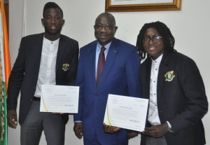 Le ministre Fran&ccedil;ois Amichia en compagnie des m&eacute;daill&eacute;s des JO 2016 lors de la remise des attestations de prise en charge