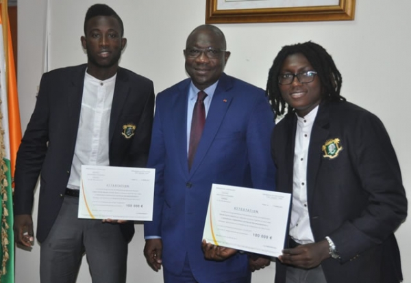 Le ministre Fran&ccedil;ois Amichia en compagnie des m&eacute;daill&eacute;s des JO 2016 lors de la remise des attestations de prise en charge