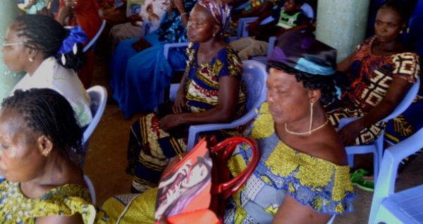 une vue des femmes venues &agrave; la c&eacute;r&eacute;monie