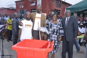 Les ministre Amichia et Ouloto en compagnie des responsables de l'ONG