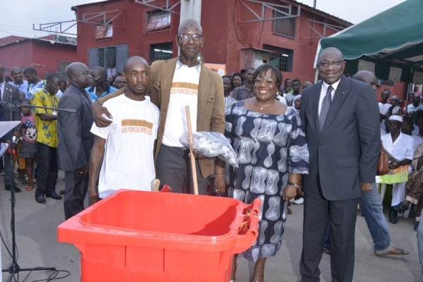 Les ministre Amichia et Ouloto en compagnie des responsables de l'ONG