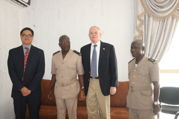 Le charg&eacute; des affaires de l'ambassade des Etats Unis en compagnie du pr&eacute;fet de Bouak&eacute; Aka Konin