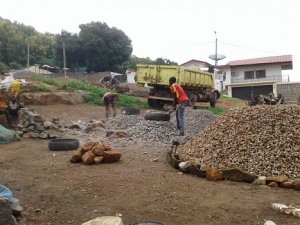C&ocirc;te d&rsquo;Ivoire : Le concassage de roches, une activit&eacute; g&eacute;n&eacute;ratrice de revenus &agrave; Man (Dossier)