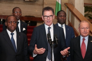 Gerd M&uuml;ller, ministre de la Coop&eacute;ration &eacute;conomique et du D&eacute;veloppement de la R&eacute;publique f&eacute;d&eacute;rale d&rsquo;Allemagne, &agrave; sa sortie d'audience avec le pr&eacute;sident ivoirien Alassane Ouattara 