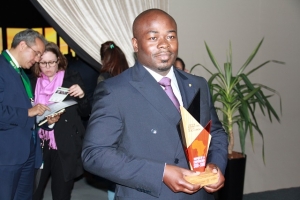 Alassane Doumbia, PCA du groupe SIFCA, tenant le prix "Silver" des "Troph&eacute;es de la coop&eacute;ration Sud-Sud" du Forum international Afrique d&eacute;veloppement, le 17 mars 2017 &agrave; Casablanca (Maroc)