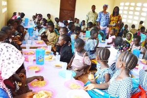 C&ocirc;te d&rsquo;Ivoire : La fondation Awi offre 2400 plats aux &eacute;l&egrave;ves de deux groupes scolaires de la ville de Touba