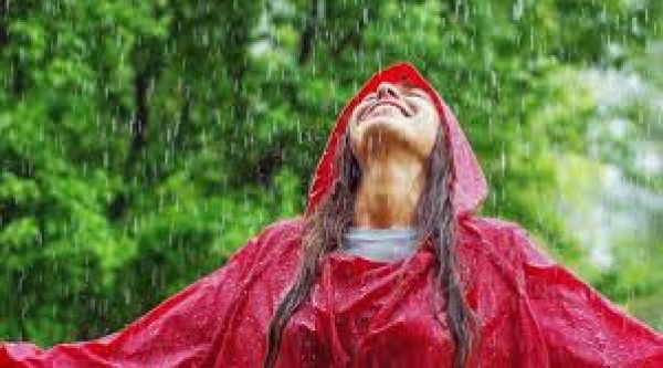 Marcher sous la pluie est un m&eacute;dicament naturel : 5 bienfaits pour la sant&eacute;