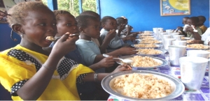 C&ocirc;te d&rsquo;Ivoire : Une association am&eacute;ricaine offre des denr&eacute;es &agrave; des cantines scolaires