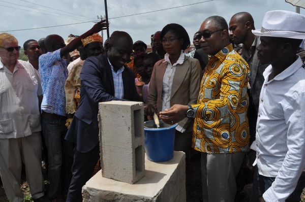 Education/ KOMIEN-KOUASSIKRO (DIMBOKRO) : Pose de premi&egrave;re pierre de l&rsquo;&eacute;cole primaire en marge de &laquo; paquinou &raquo;
