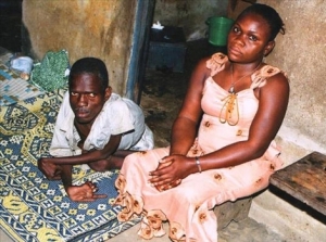 Reportage : Dans le supplice des handicap&eacute;s de Songon, ces rejet&eacute;s sociaux trait&eacute;s d&rsquo;"enfants serpents" (Rediffusion!!!)