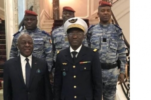L'ambassadeur Gomis, l'attach&eacute; de d&eacute;fense et les trois militaires promus