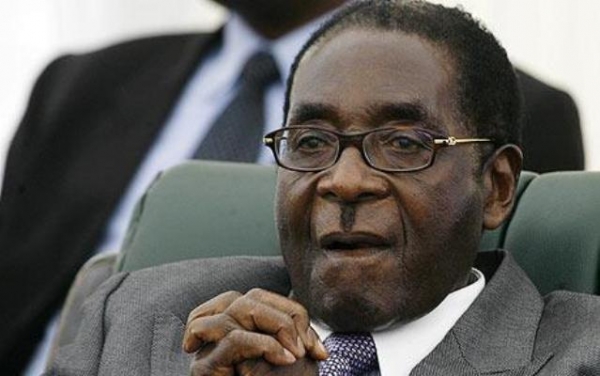 Le pr&eacute;sident zimbabw&eacute;en Robert Mugabe arrive &agrave; Abidjan, ce vendredi