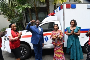 C&ocirc;te d&rsquo;Ivoire : la 1&egrave;re Dame offre une ambulance m&eacute;dicalis&eacute;e &agrave; la Croix-Rouge