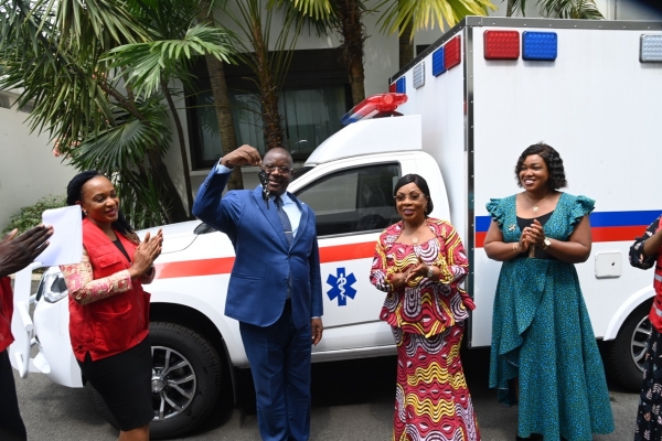 C&ocirc;te d&rsquo;Ivoire : la 1&egrave;re Dame offre une ambulance m&eacute;dicalis&eacute;e &agrave; la Croix-Rouge