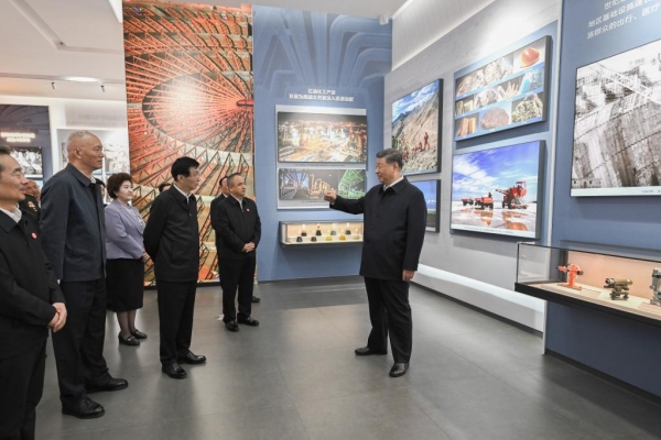 Xi Jinping visite l'exposition marquant le 70e anniversaire de la fondation de la r&eacute;gion autonome ou&iuml;goure du Xinjiang