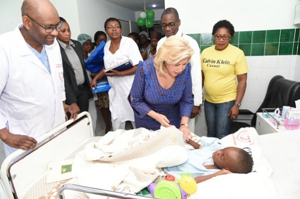 Dominique Ouattara a visit&eacute; les enfants pris en charge par la mission humanitaire de l'AFCAO