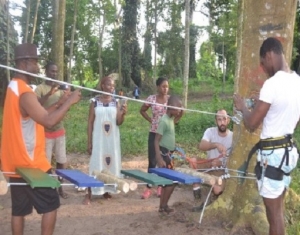 L'espace sportif et ludique en construction au parc M'Ploussou&eacute; de Bonoua