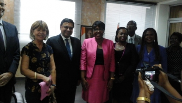 France-C&ocirc;te d&rsquo;Ivoire : Mains serr&eacute;es autour de la femme et l&rsquo;enfant