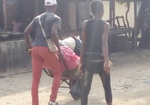 C&ocirc;te d&rsquo;Ivoire-Reportage : &ldquo;Tantie, brouette ?&rdquo;, p&eacute;nible vie d&rsquo;enfants qui chargent plus lourds que leur corps