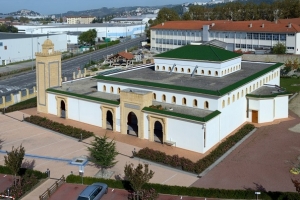 A l'image de la mosqu&eacute;e Mohammed VI de Saint Etienne en France, le roi du Maroc va offrir une nouvelle mosqu&eacute;e &agrave; la communaut&eacute; musulmane de C&ocirc;te d'Ivoire dans la commune de Treichville (Abidjan)