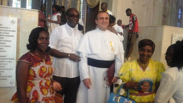 Le recteur sortant de la Basilique Notre Dame de la PAIX de Yamoussoukro le p&egrave;re Stanislas Skuza entour&eacute; de ses fid&egrave;les