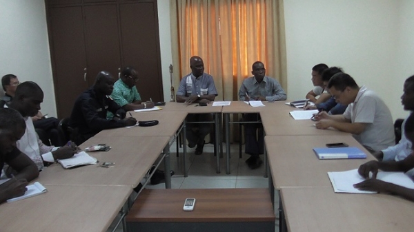 Le pr&eacute;fet de la r&eacute;gion du Kabadougou, pr&eacute;fet du d&eacute;partement, N&rsquo;Guessan Ahoutou Vincent, d&rsquo;Odienn&eacute; a organis&eacute; une r&eacute;union de crise, dimanche pour ramener le calme entre employeurs et employ&eacute;s pour la reprise des travaux sur l&rsquo;axe Odienn&eacute;-Gb&eacute;l&eacute;ban