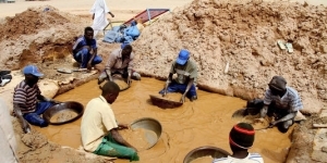 Mines: D&eacute;guerpissement de Lofiahana, plus gros site d&rsquo;orpaillage clandestin du Hambol