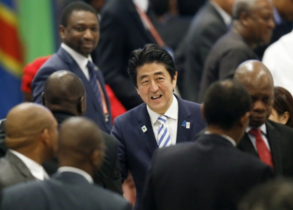 Le Premier Ministre du Japon Shinzo Abe (centre) salue les d&eacute;l&eacute;gations de diff&eacute;rents Etats africains apr&egrave;s la s&eacute;ance de cl&ocirc;ture de la 5&egrave;me Tokyo International Conference on African Development (TICAD) &agrave; Yokohama, le 3 juin 2013. AFP PHOTO / POOL / KIMIMASA MAYAMA