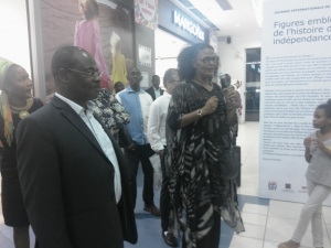 L'artiste Val&eacute;rie Oka lors de la visite en compagnie de l'&eacute;crivain Venance Konan