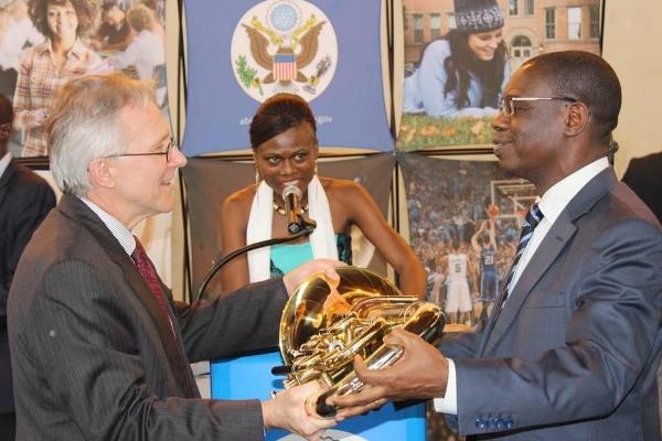 Arts-Education : Les USA offrent un important lot d&rsquo;instruments de musique &agrave; l&rsquo;orchestre et la fanfare de l&rsquo;Universit&eacute; FHB