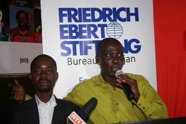 Kouadio Amonzame (&agrave; droite, micro &agrave; la main) s'est engag&eacute; &agrave; f&eacute;d&eacute;rer les actions syndicales dans le secteur des m&eacute;dias, pour l'am&eacute;lioration des conditions de vie des journaliste et agents des organes de presse